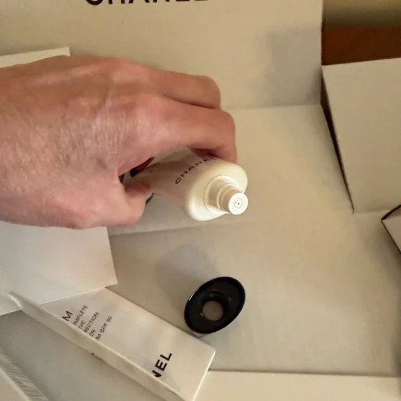 CHANEL AUTHENTIC CC CREAM #10 BEIGE - Picture 3 of 10